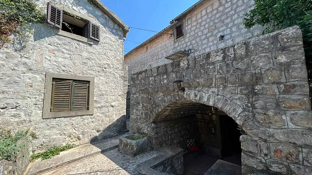 Drei Häuser im charmanten Dorf Klinci auf der Halbinsel Lustica — photo 11